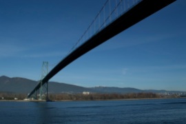 Lions Gate Bridge är en av de broar som förbinder Vancouver med dess nordliga förorter.