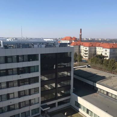 Här är byggnaden där de som studerar till läkare och sjuksköterskor håller till. Kauno Klinikos ser man i bakgrunden.